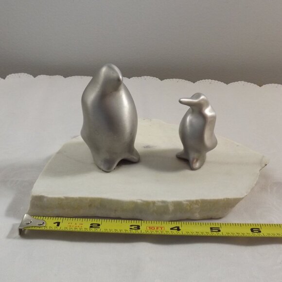 Hoselton Penguins, 2 Aluminum Sculptures on Stone Base - Picture 7 of 9